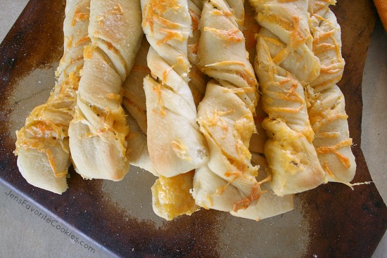 cheesy-garlic-twists-8