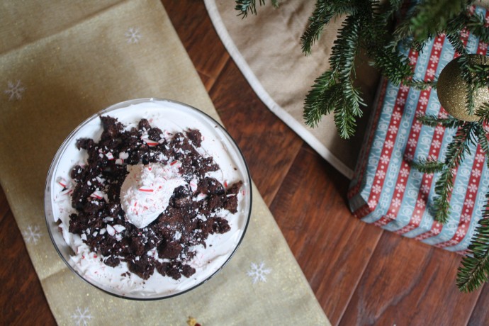 Peppermint Brownie Trifle // Layers of brownie pieces, chocolate pudding, cool whip and candy cane pieces create a beautiful holiday dessert